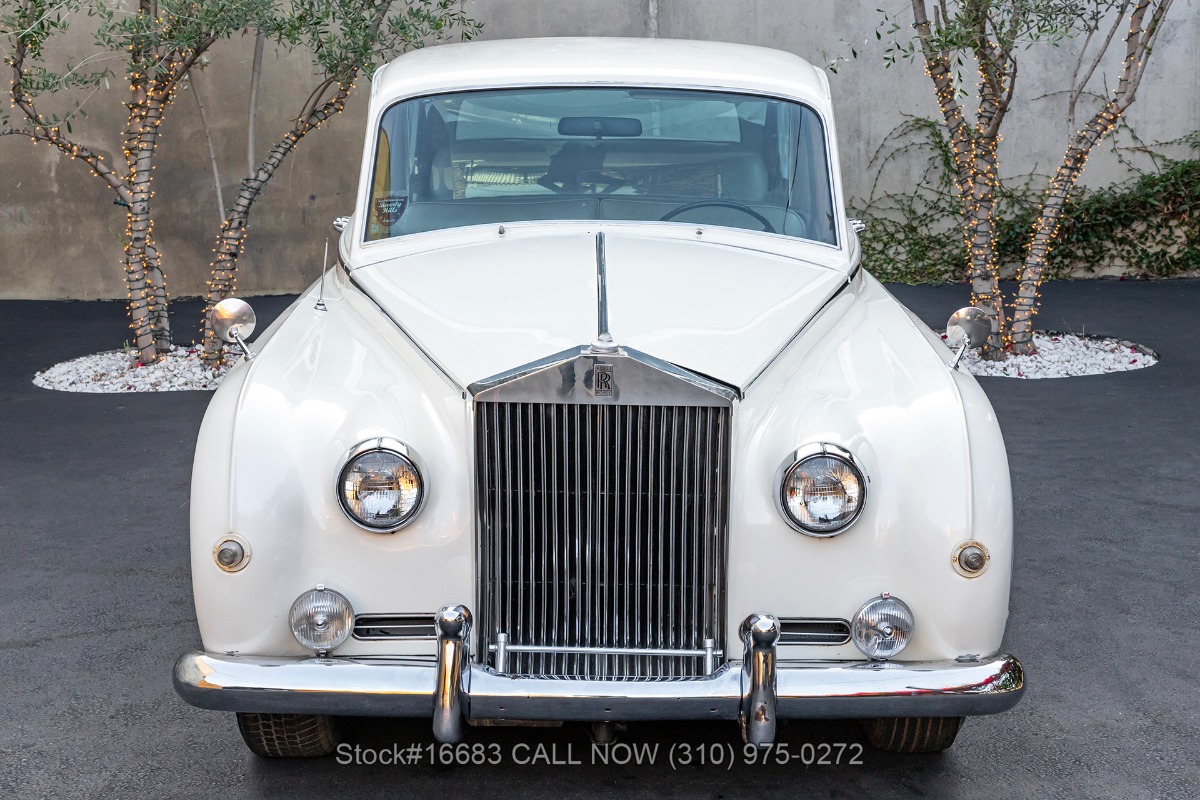 Rolls Royce Silver Cloud: The Complete Story * Including Phantom V
